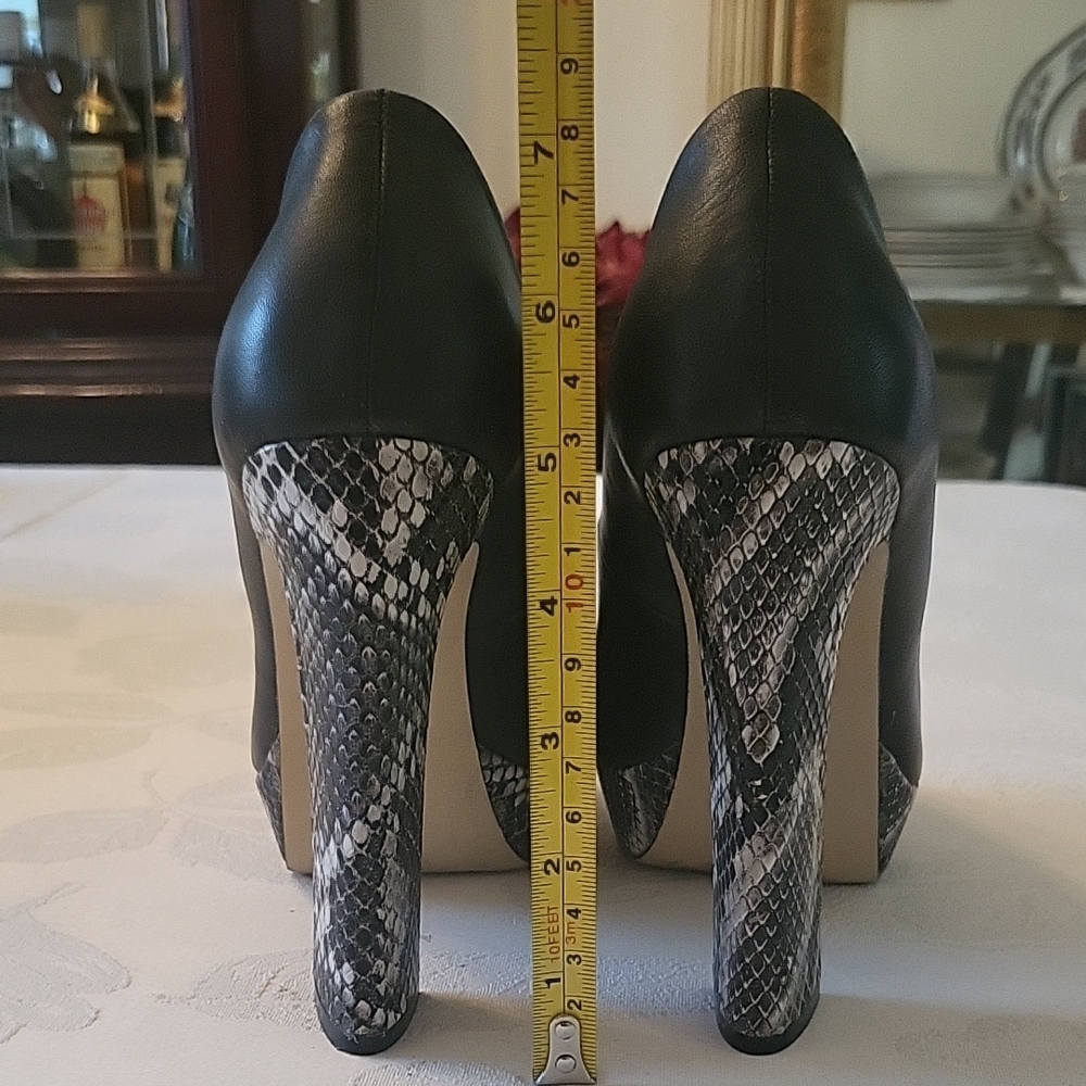 LIKE NEW Le Chateau Black & Gray Leather & Mock-Snake Platform PeepToe Heels 7.5 - Picture 9 of 14